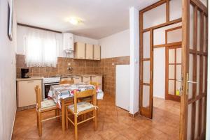 Apartments by the sea Tisno, Murter - 5130