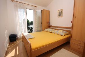 Apartments with parking space Maslinica, Solta - 5184