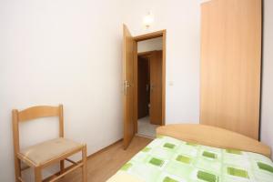 Apartments with parking space Maslinica, Solta - 5184