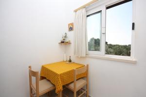 Apartments with parking space Maslinica, Solta - 5184