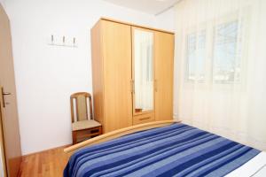 Apartments by the sea Pisak, Omis - 4815