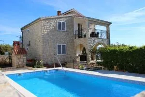 Seaside apartments with a swimming pool Rogac, Solta - 5183 - Rogač