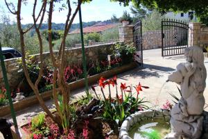 Seaside apartments with a swimming pool Rogac Solta 5183