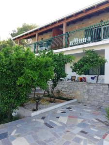 Apartments by the sea Rogac, Solta - 5166 