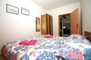 Apartments by the sea Tisno, Murter - 5136