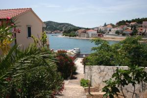 Apartments by the sea Tisno, Murter - 5142
