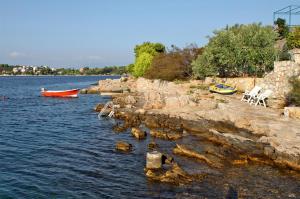 Apartments by the sea Necujam, Solta - 5162