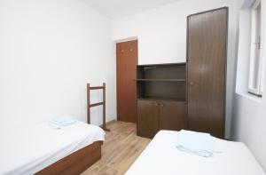 Apartments by the sea Maslinica, Solta - 5188