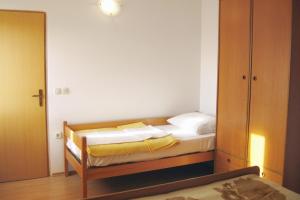 Family-friendly apartments with swimming pool Barbat, Rab - 4951