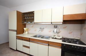 Apartments and rooms with parking space Barbat, Rab - 5070