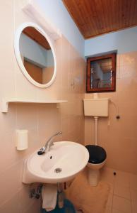 Family-friendly apartments with swimming pool Mundanije, Rab - 5072