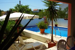 Family friendly apartments with a swimming pool Maslinica, Solta - 5180