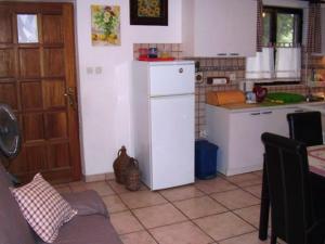 Family-friendly apartments with swimming pool Maslinica, Solta - 5180