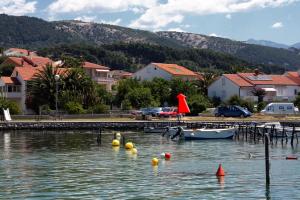 Apartments and rooms by the sea Palit, Rab - 5010 - 3hvězdičkové hotely ve městě Rab