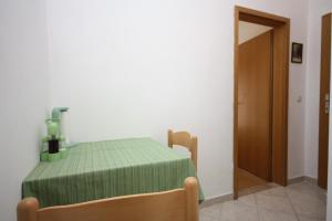 Apartments with parking space Maslinica, Solta - 5184