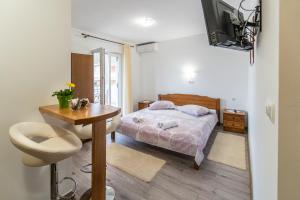 Studio with Terrace and Sea View room in Apartments and rooms by the sea Palit Rab - 5010
