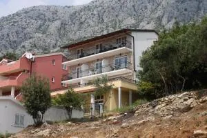 Apartments with a parking space Zivogosce - Porat, Makarska - 6700 - Blato