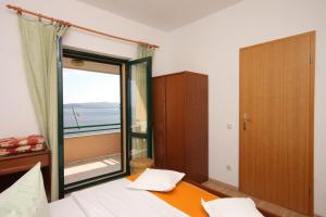 Apartments with a parking space Brela, Makarska - 6884