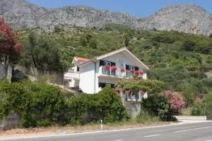 Apartments by the sea Brist, Makarska - 6813 - Vrgorac