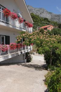 Apartments by the sea Brist, Makarska - 6813