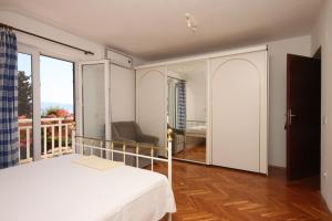 Apartments by the sea Brist, Makarska - 6813