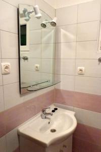 Apartments by the sea Brist, Makarska - 6813