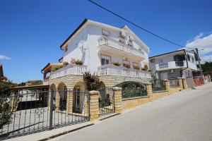 Apartments with a parking space Maslenica, Novigrad - 6572