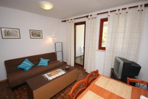 One-Bedroom Apartment with Terrace and Sea View room in Apartments by the sea Mandre Pag - 6474