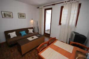 One-Bedroom Apartment with Terrace and Sea View room in Apartments by the sea Mandre Pag - 6474