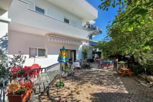 Apartments with a parking space Makarska - 6909 