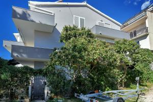 Apartments with a parking space Makarska - 6909 