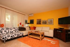 Apartments with a parking space Makarska 6636