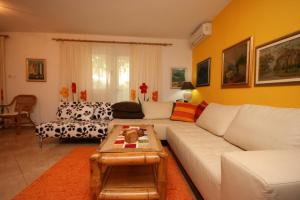 Apartments with parking space Makarska - 6636