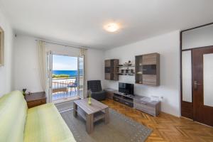 Three-Bedroom Apartment with Terrace and Sea View room in Apartments by the sea Podgora Makarska - 6789