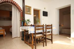 Apartments with parking space Makarska - 6792