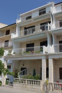 Apartments by the sea Podgora, Makarska - 6713 