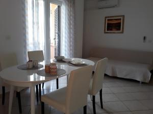 Two-Bedroom Apartment with Terrace and Sea View room in Apartments by the sea Pag - 6526