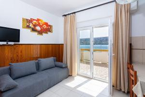 One-Bedroom Apartment with Terrace and Sea View room in Apartments by the sea Pag - 6448