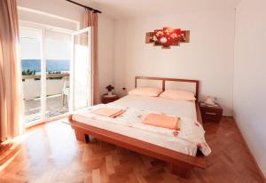 One-Bedroom Apartment with Terrace and Sea View room in Apartments by the sea Pag - 6448