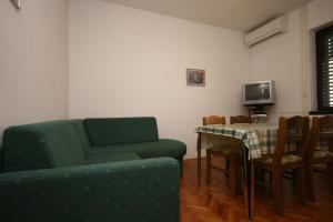 Apartments by the sea Turanj, Biograd - 6445