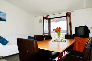 Apartments by the sea Pirovac, Sibenik - 6447