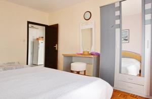 Apartments by the sea Pirovac, Sibenik - 6447