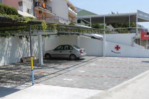 Apartments with a parking space Makarska - 6693