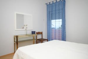 Apartments with parking space Makarska - 6693