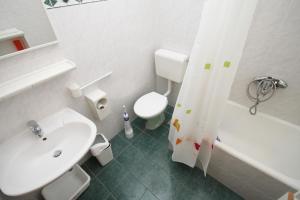 Apartments with parking space Makarska - 6693