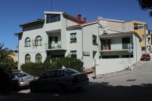 Apartments and rooms with parking space Makarska - 6759