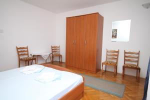 Apartments and rooms with parking space Makarska - 6759