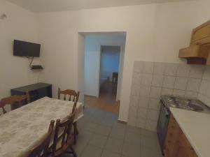 Apartments with parking space Makarska - 6696