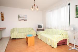 Apartments with parking space Brela, Makarska - 6907