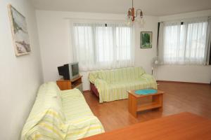 Apartments with parking space Brela, Makarska - 6907